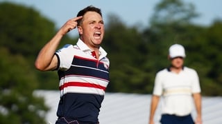 FARMINGDALE, NEW YORK - SEPTEMBER 28: Justin Thomas of Team United States reacts to making his putt for birdie to defeat Tommy Fleetwood of Team Europe 1UP on the 18th hole during the Sunday singles matches of the 2025 Ryder Cup at Black Course at Bethpag