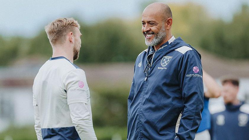 Nuno Espirito Santo speaks to Jarrod Bowen during training